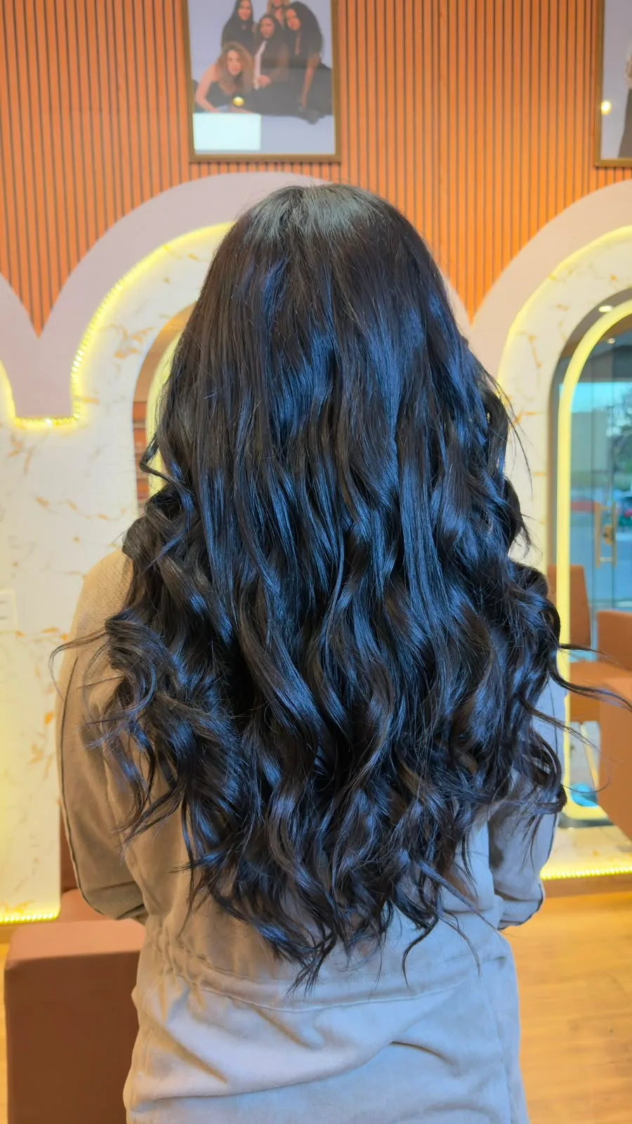 Depois costas — mega hair preto ondulado com brilho natural — clienta real Scarlett Caroline Beauty