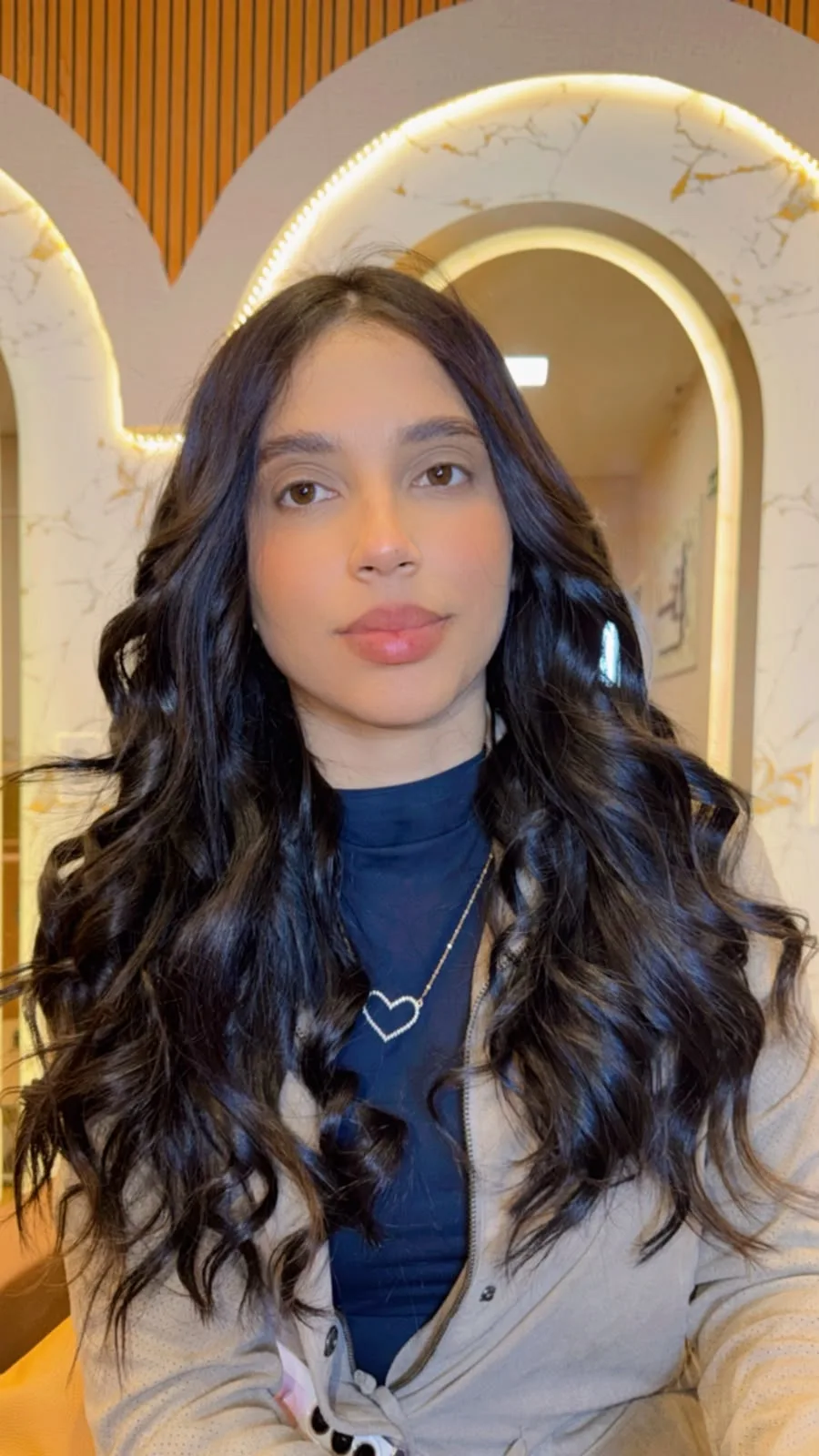 Depois — transformação mega hair ondulado comprido — resultado real clienta Scarlett Caroline Beauty BH