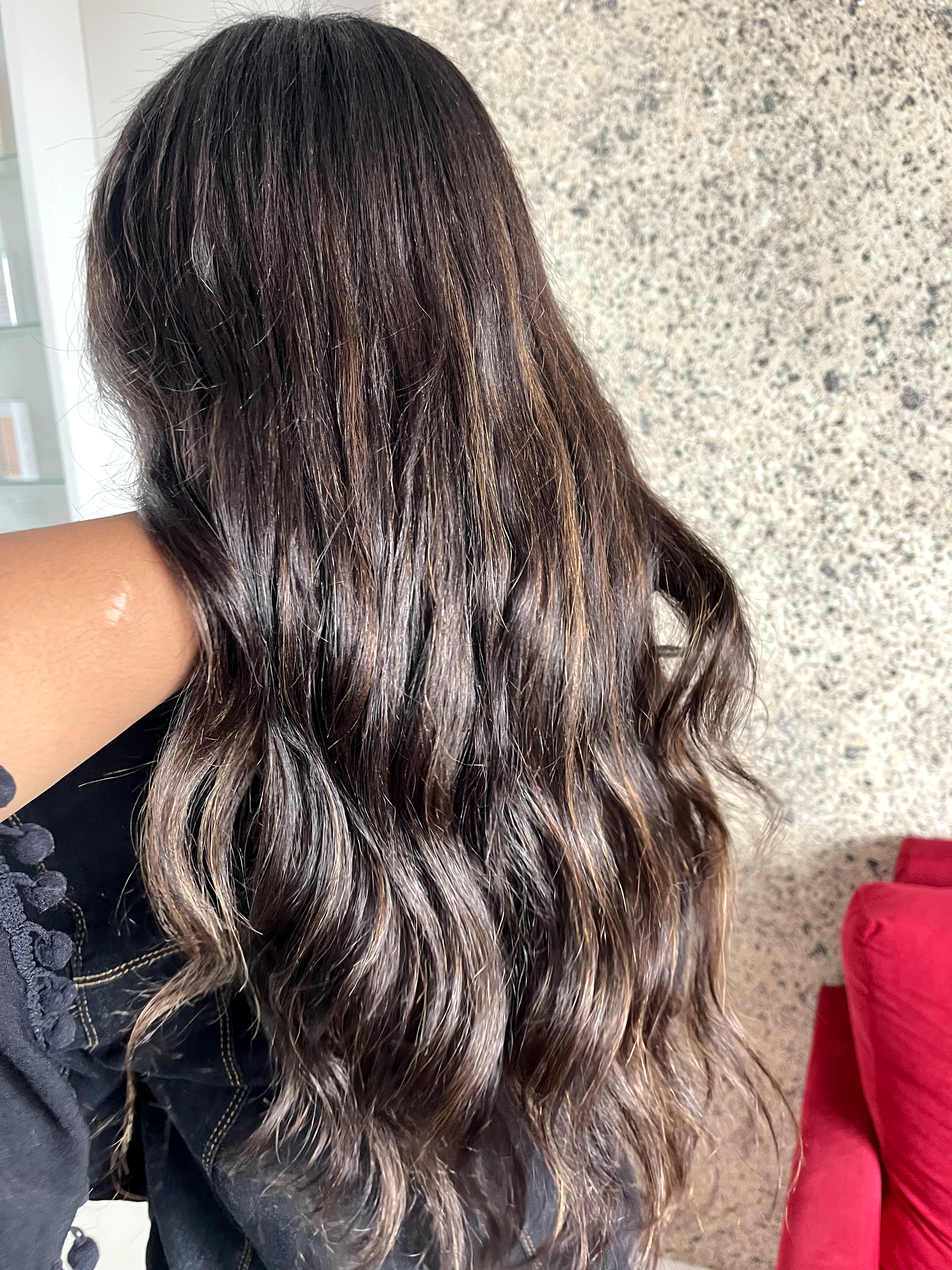 Mega hair castanho escuro com reflexos caramelo ondulado — resultado real Scarlett Caroline Beauty
