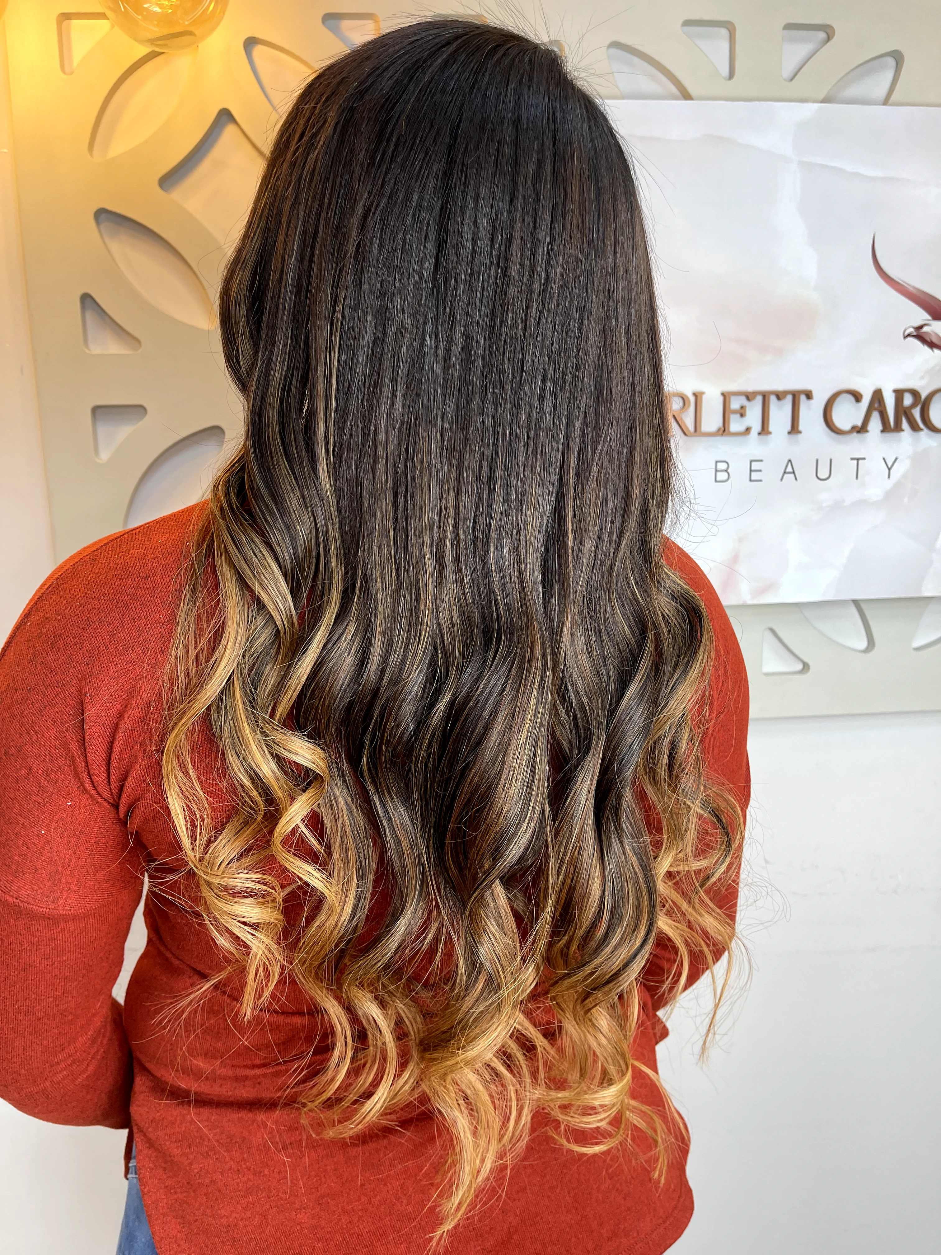 Mega hair ombre escuro para dourado — resultado real Scarlett Caroline Beauty com letreiro do salão