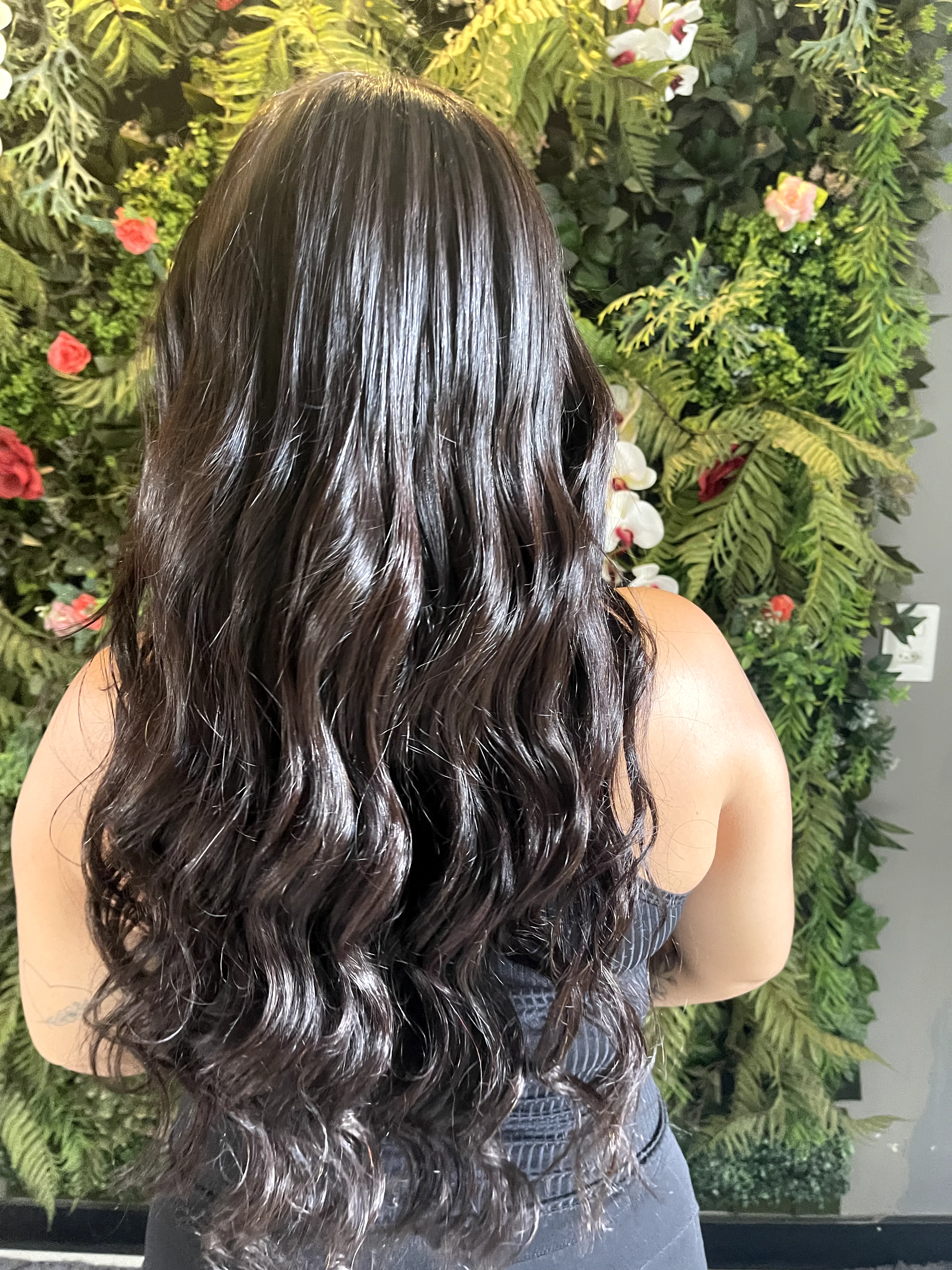 Mega hair preto ondulado natural comprido — resultado real clienta Scarlett Caroline Beauty BH