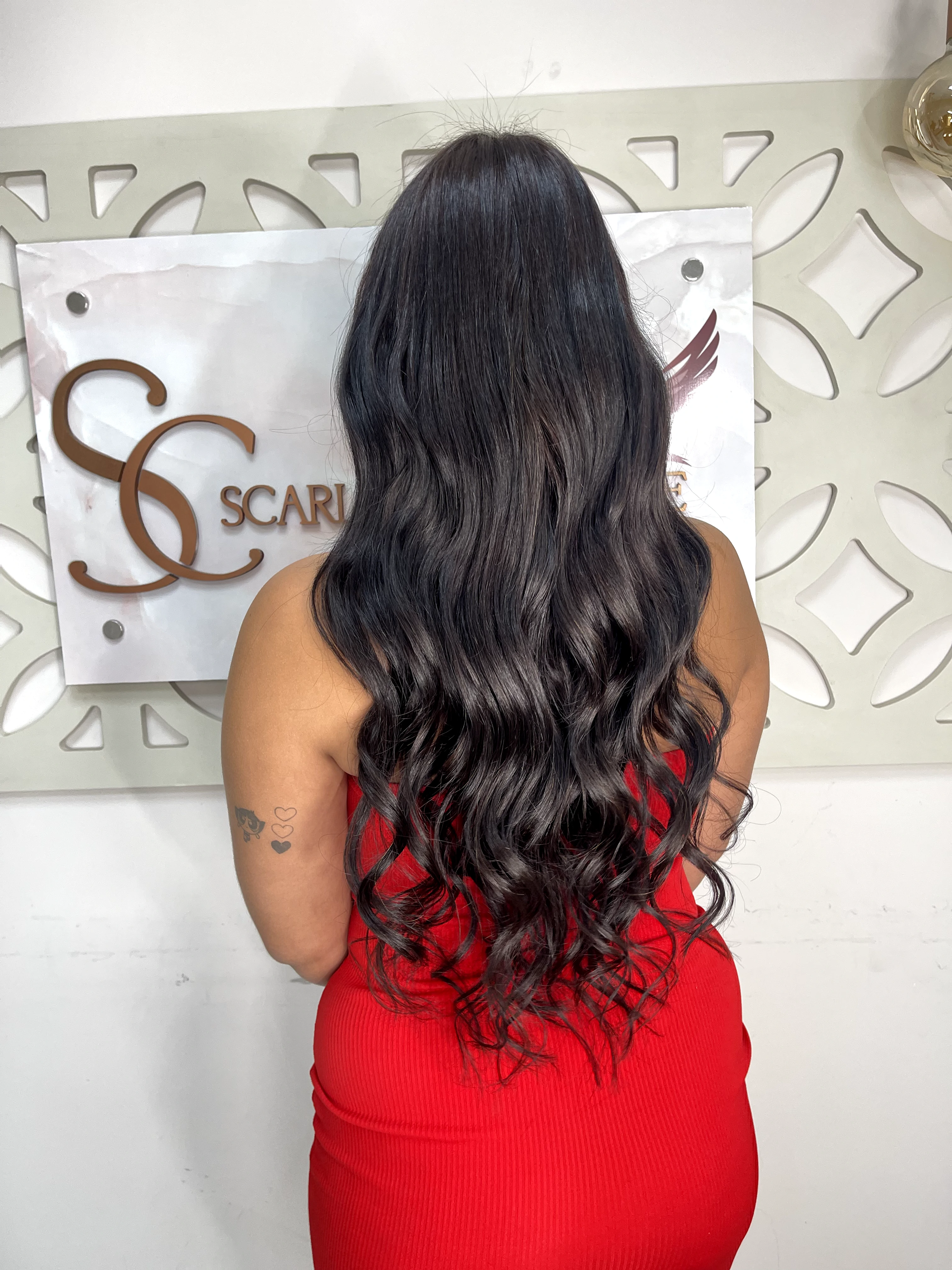 Mega hair preto ondulado comprido — resultado real Scarlett Caroline Beauty BH com logo do salão