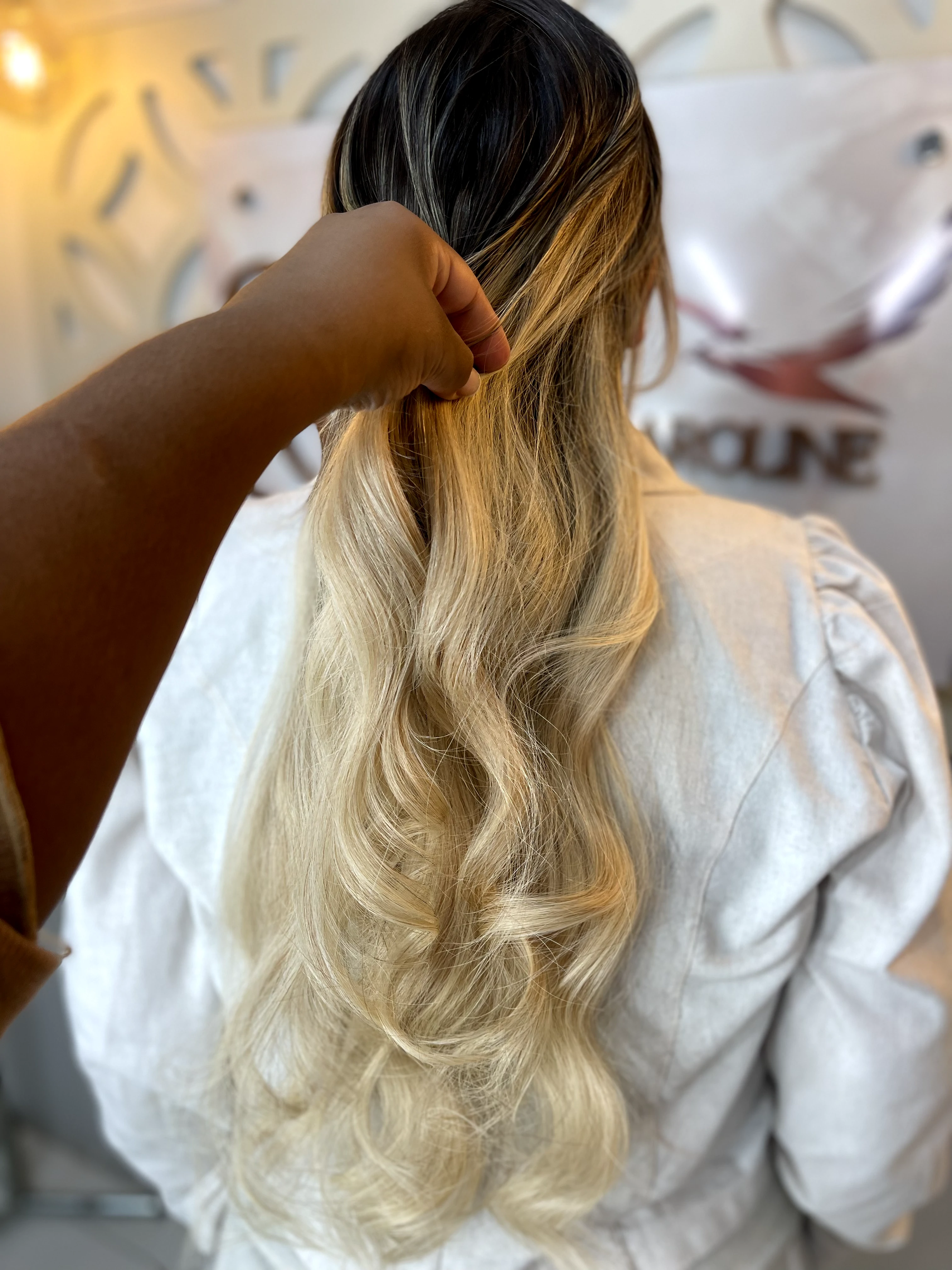 Mega hair ombre platinado com demonstração da técnica Invisible Secret — Scarlett Caroline Beauty BH