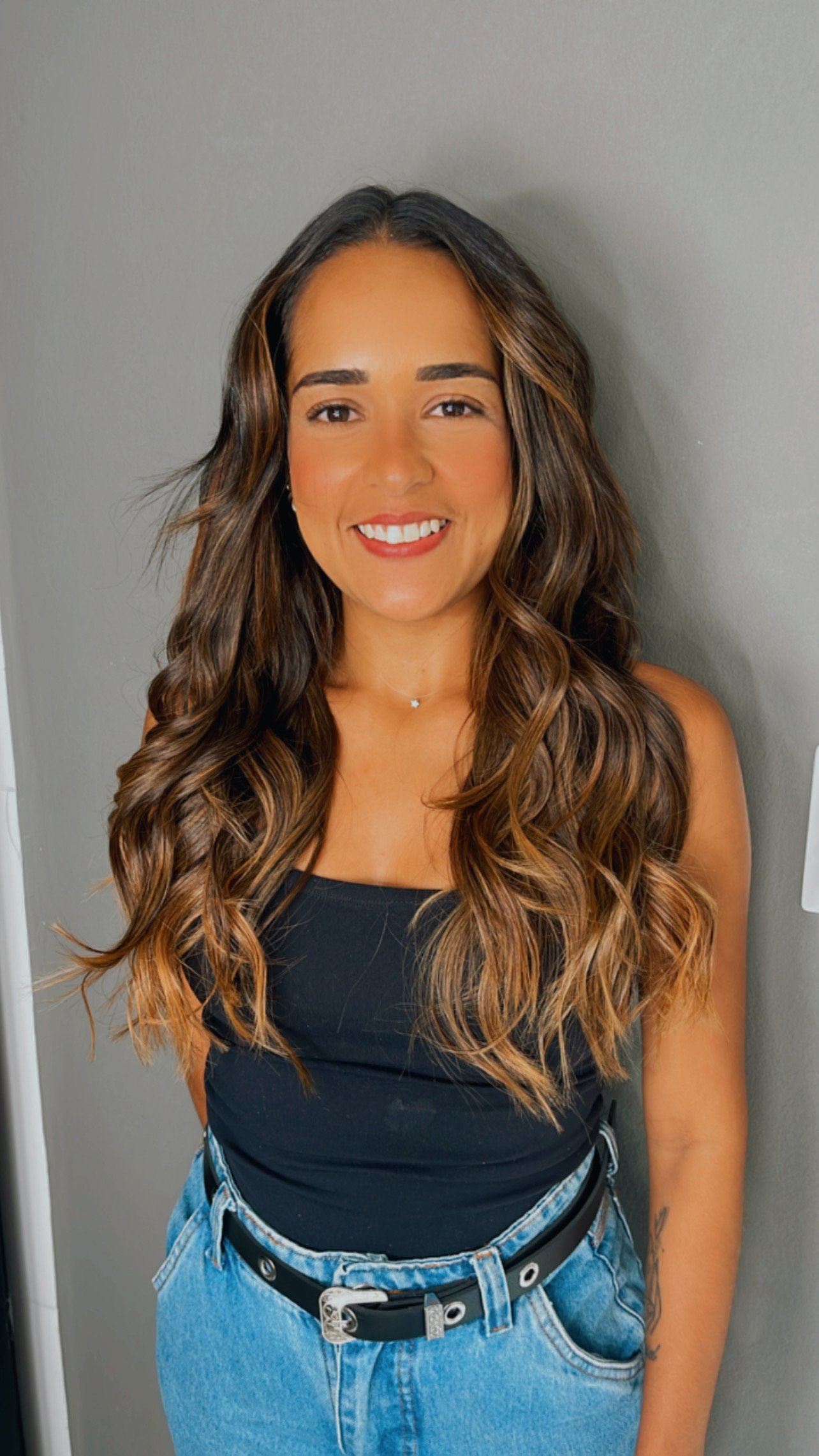 Mega hair castanho com luzes ondulado — extensão capilar Scarlett Caroline Beauty BH