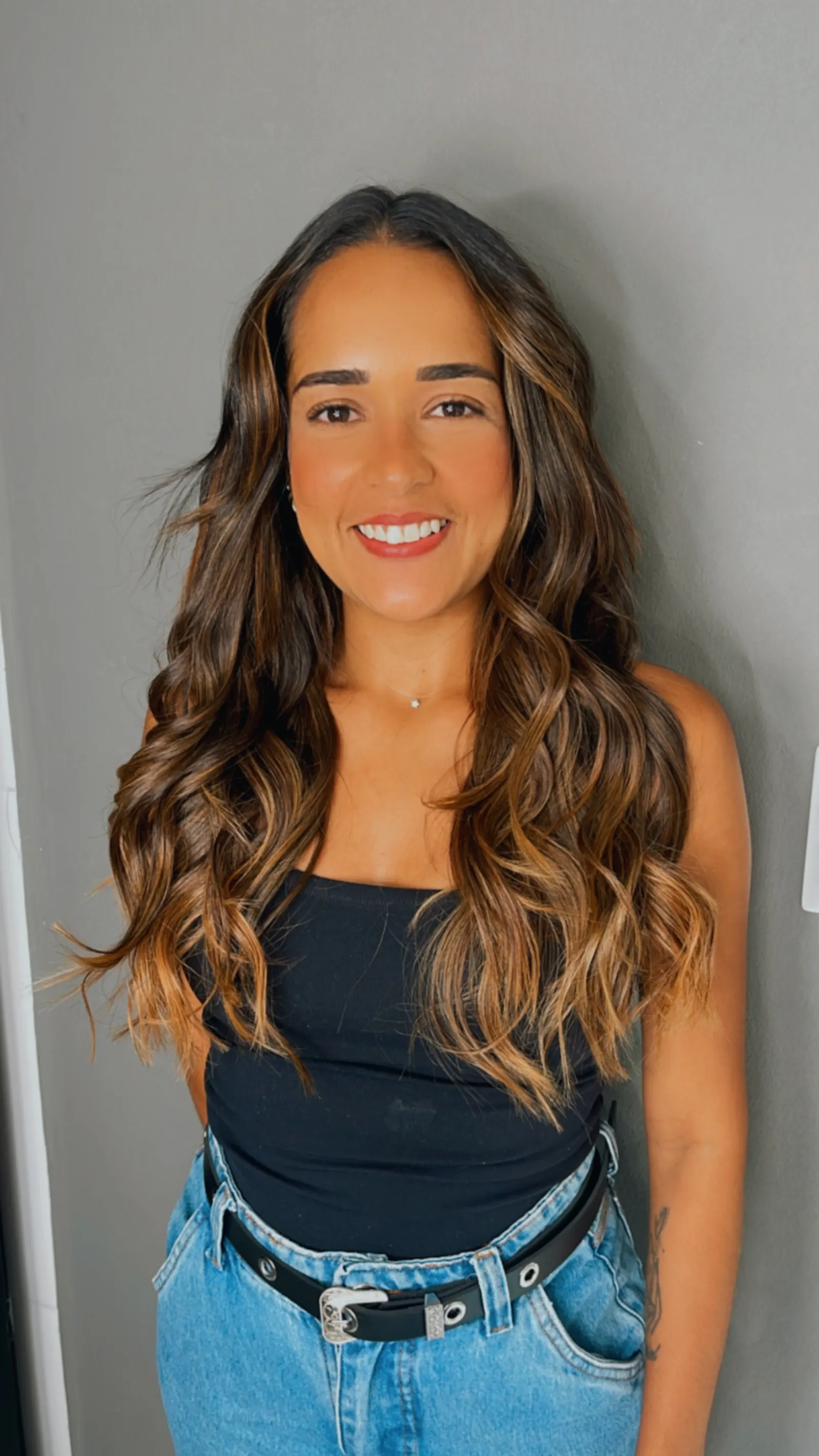 Mega hair castanho com luzes ondulado — extensão capilar Scarlett Caroline Beauty BH