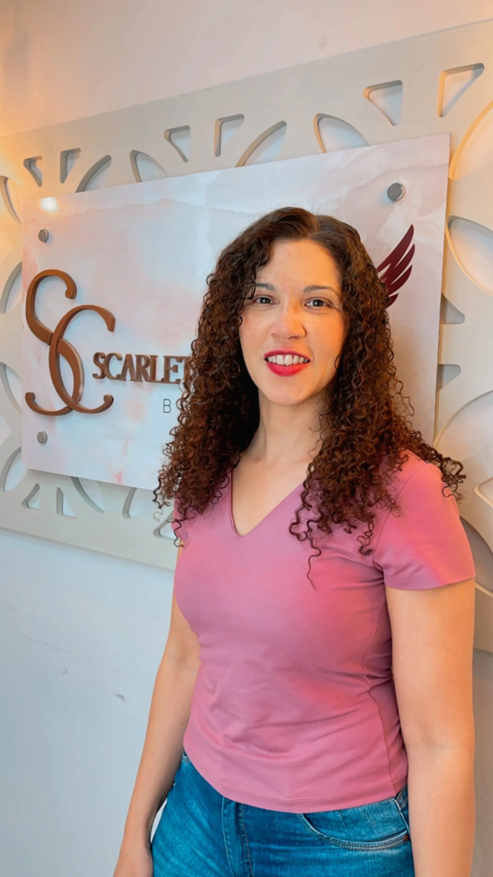 Mega hair cacheado — extensão capilar cacheada BH Scarlett Caroline Beauty