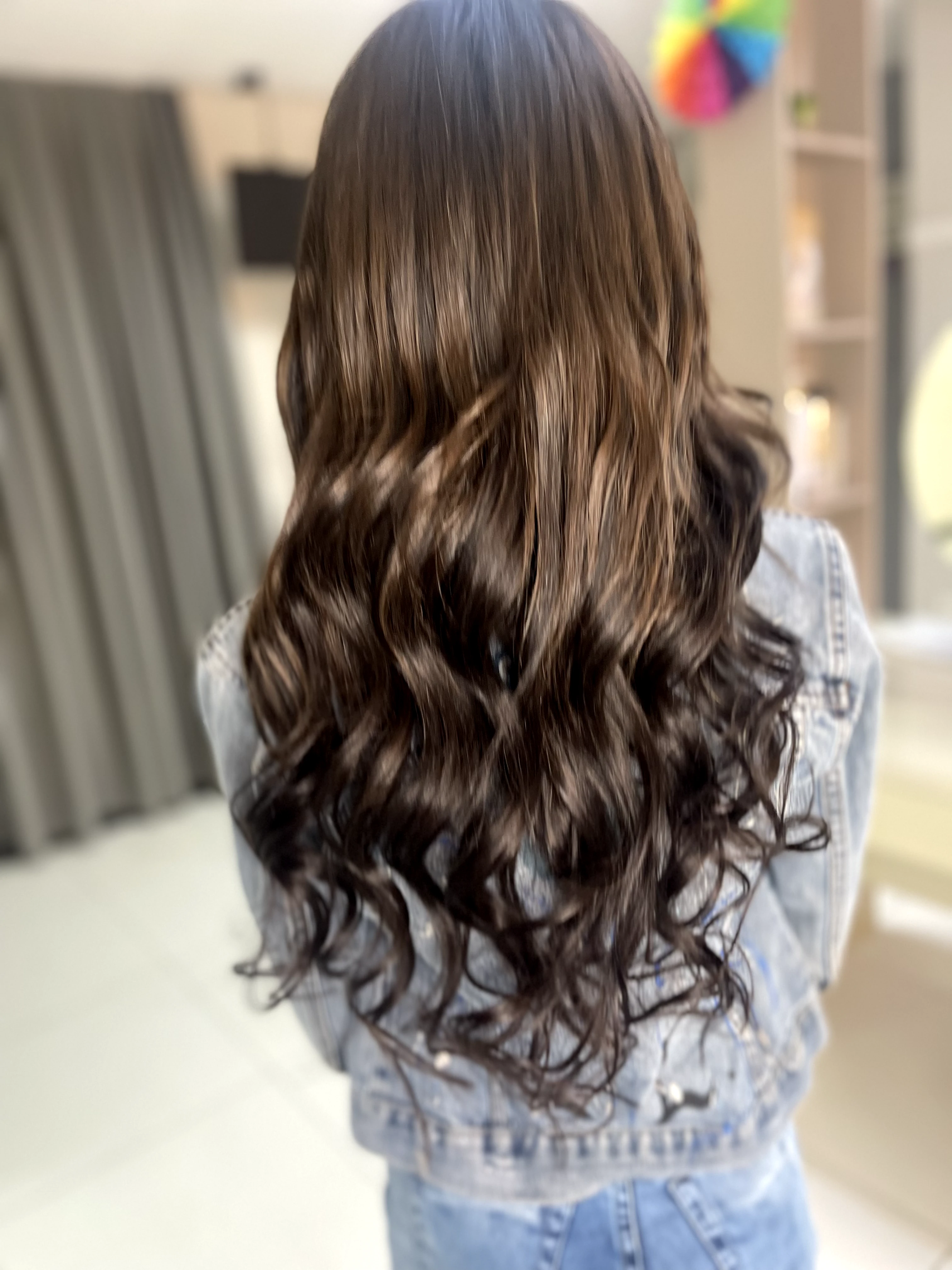 Mega hair castanho escuro ondulado comprido — resultado extensão capilar Scarlett Caroline Beauty Belo Horizonte