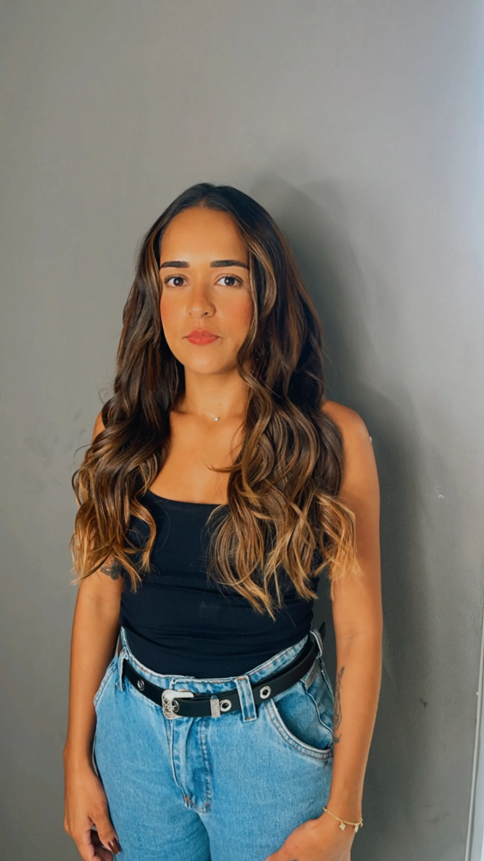 Mega hair com reflexos caramelo ondulado — Scarlett Caroline Beauty BH