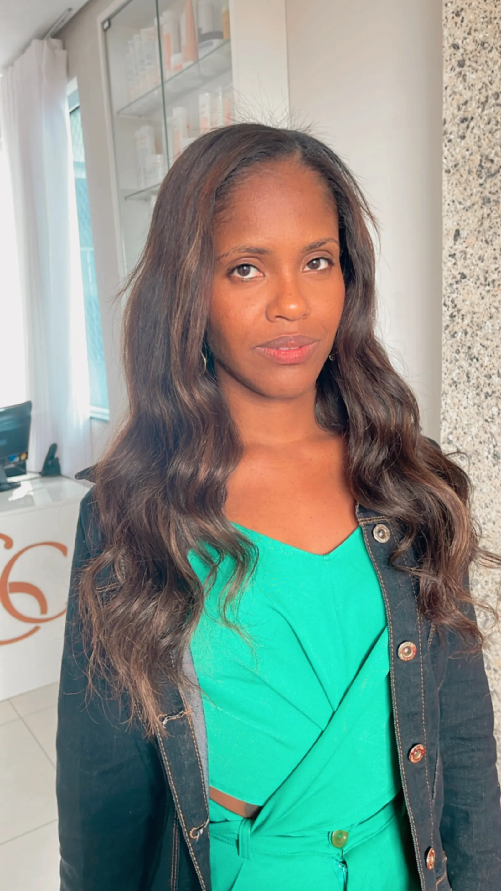 Mega hair escuro com reflexos iluminados — resultado Scarlett Caroline Beauty Belo Horizonte