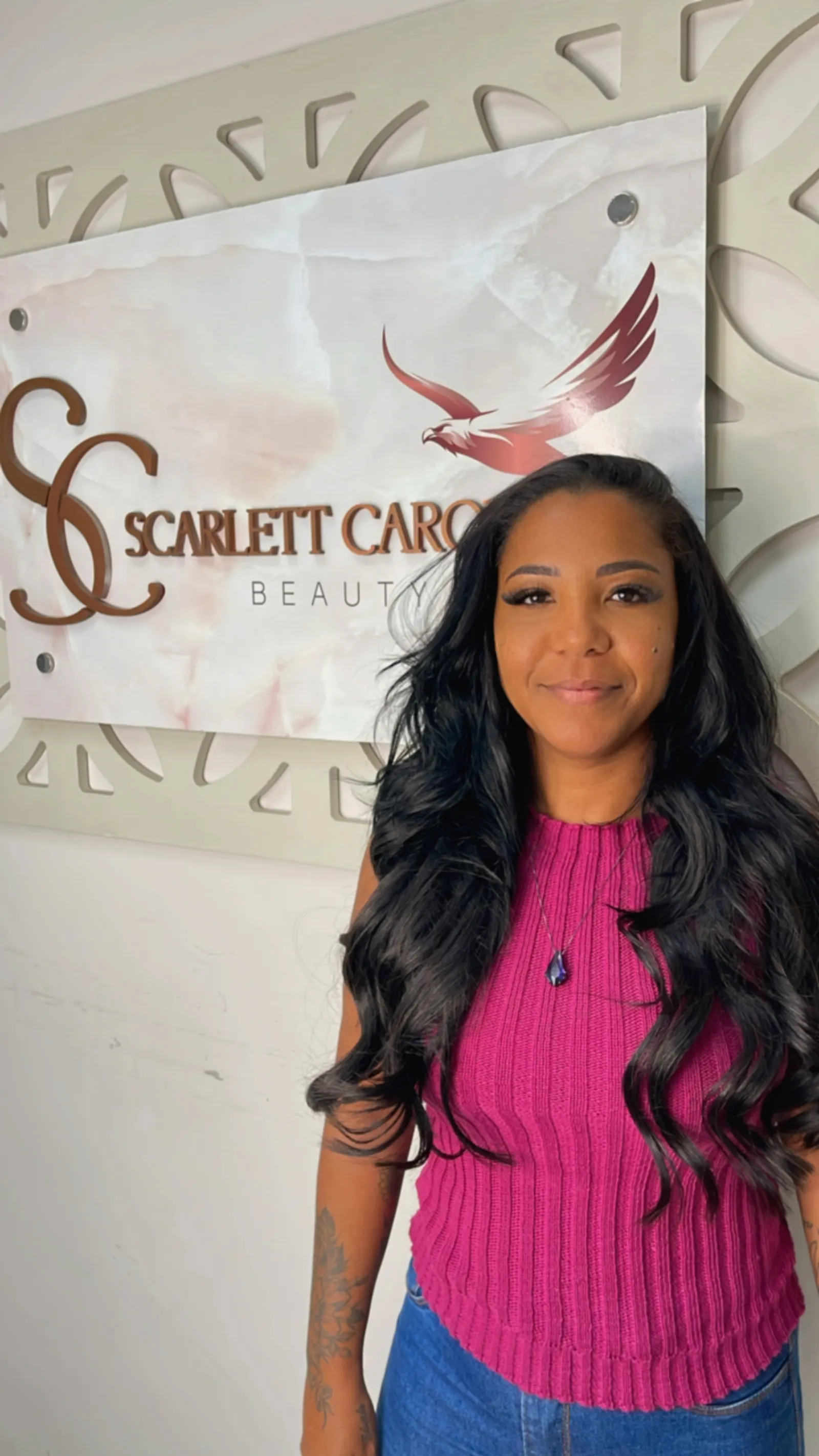 Mega hair preto ondulado — transformação Scarlett Caroline Beauty BH
