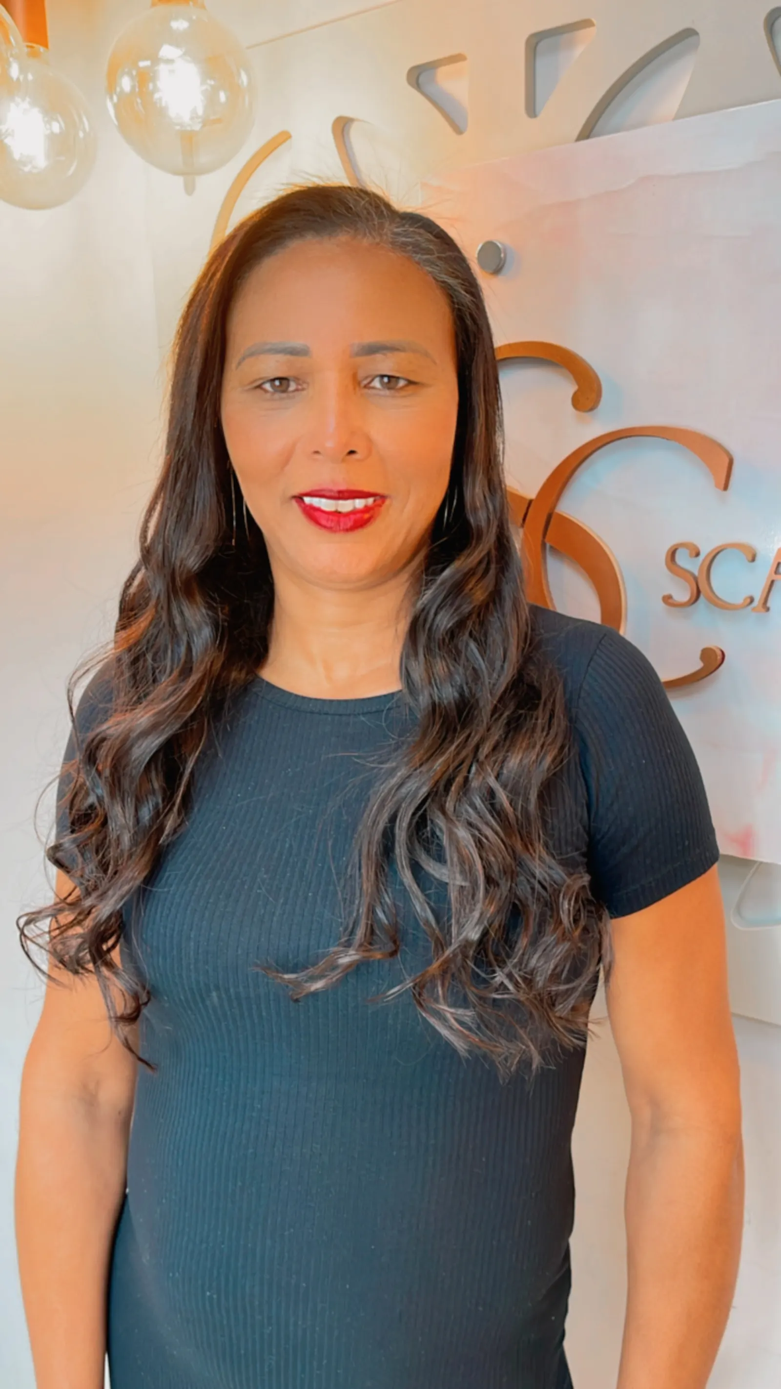Mega hair escuro com movimento e brilho natural — Scarlett Caroline Beauty BH
