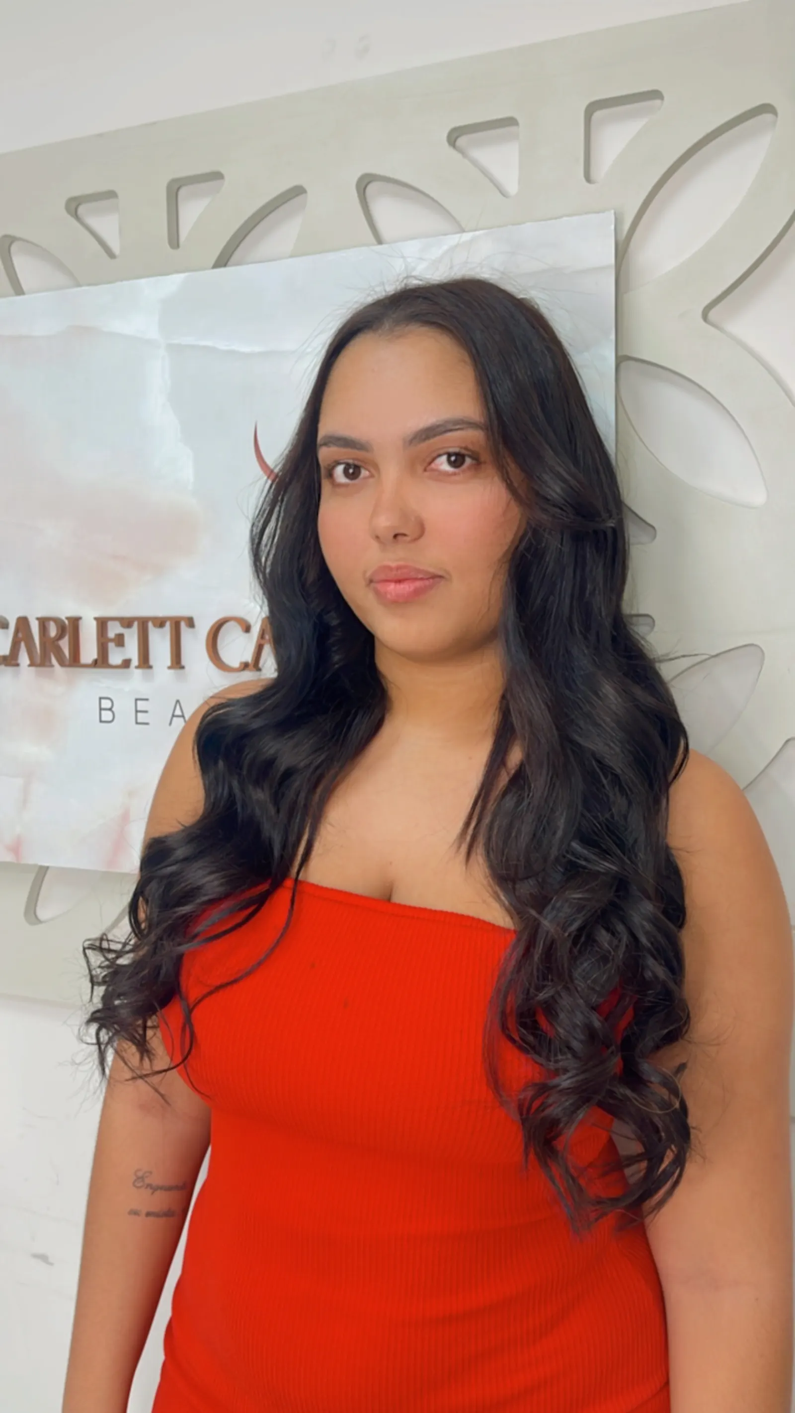 Mega hair preto ondulado — cliente Scarlett Caroline Beauty Belo Horizonte