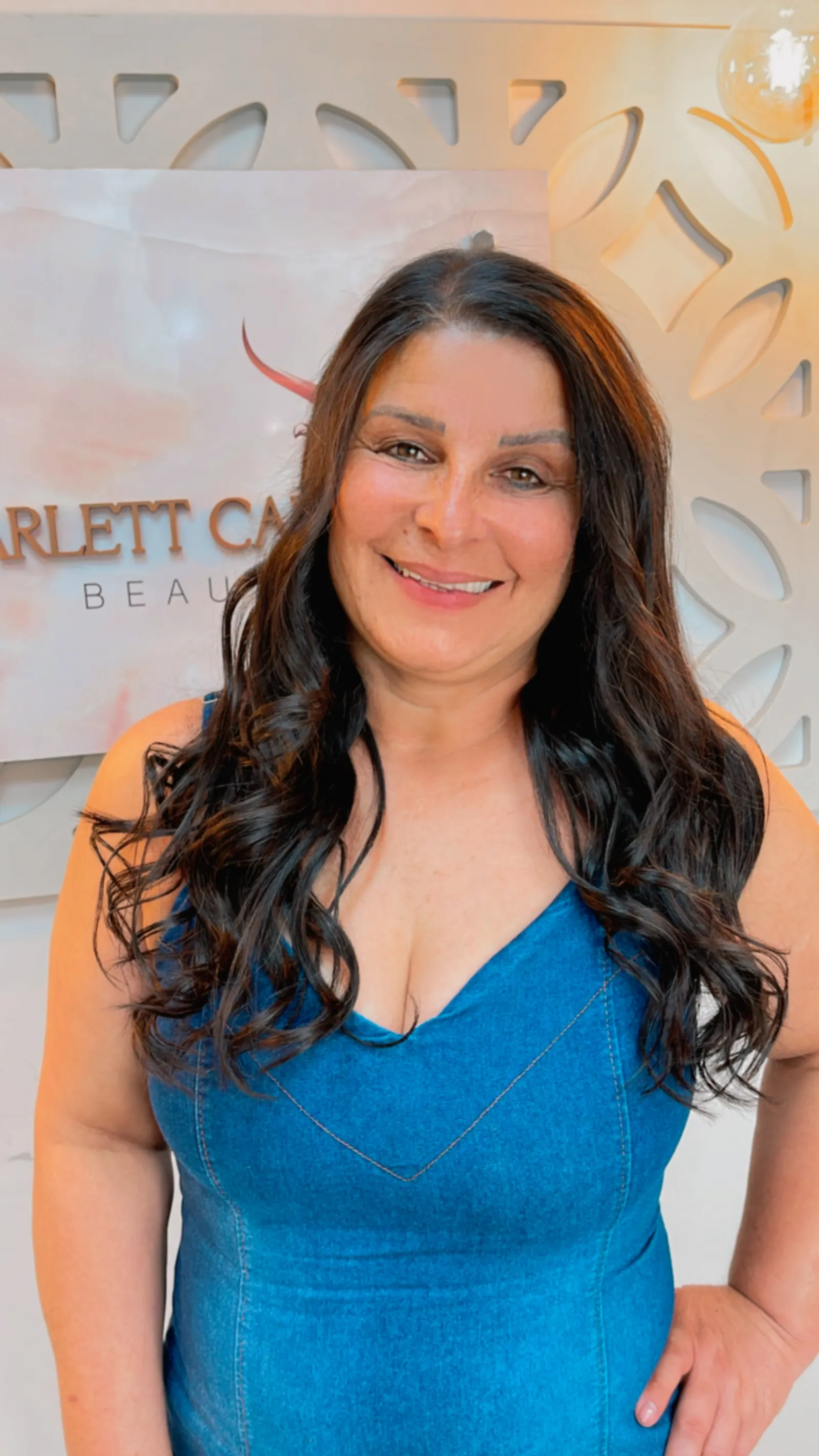 Mega hair escuro ondulado com volume — transformação Scarlett Caroline Beauty BH