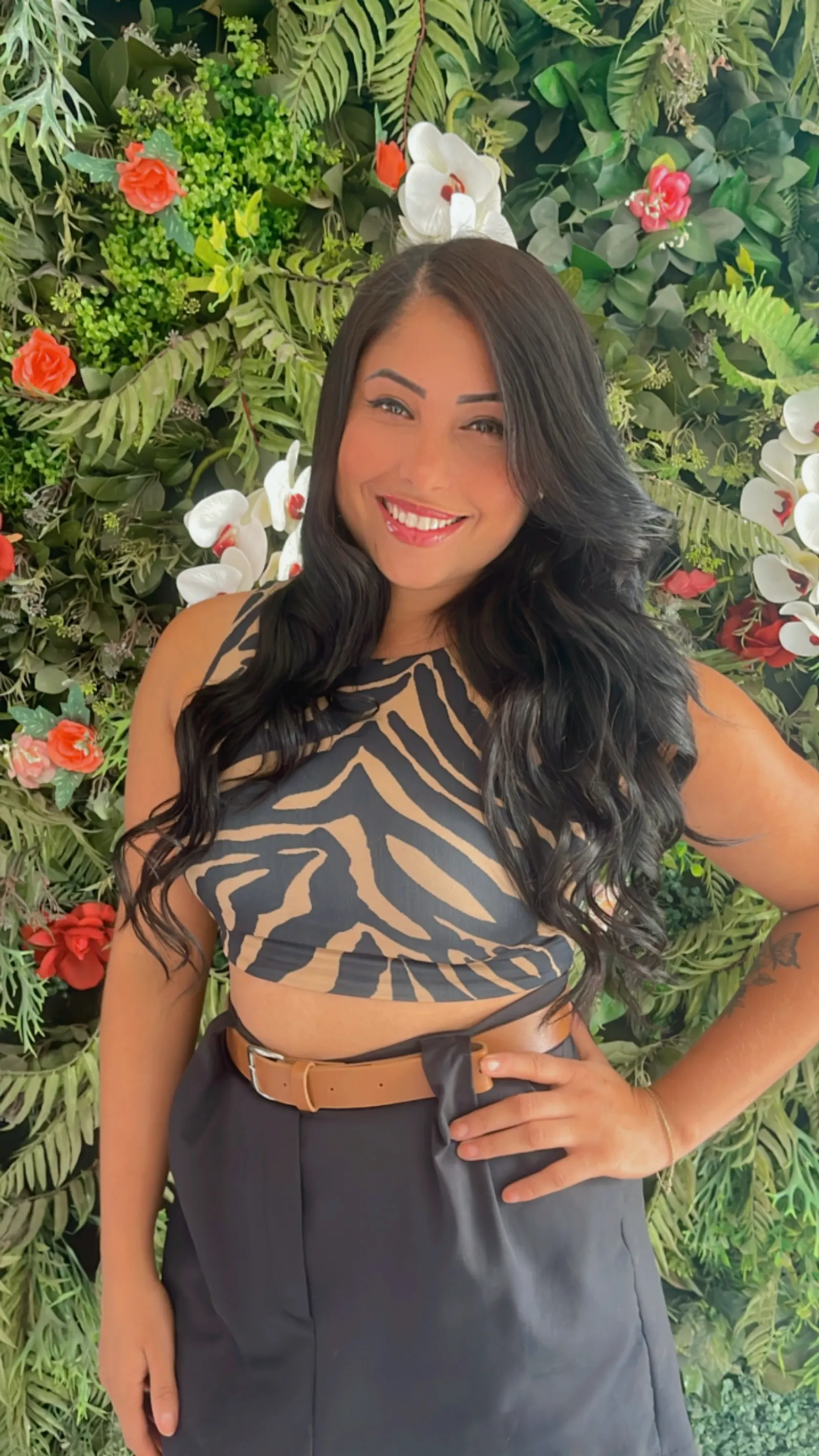 Mega hair preto ondulado com fundo floral — transformação Scarlett Caroline Beauty