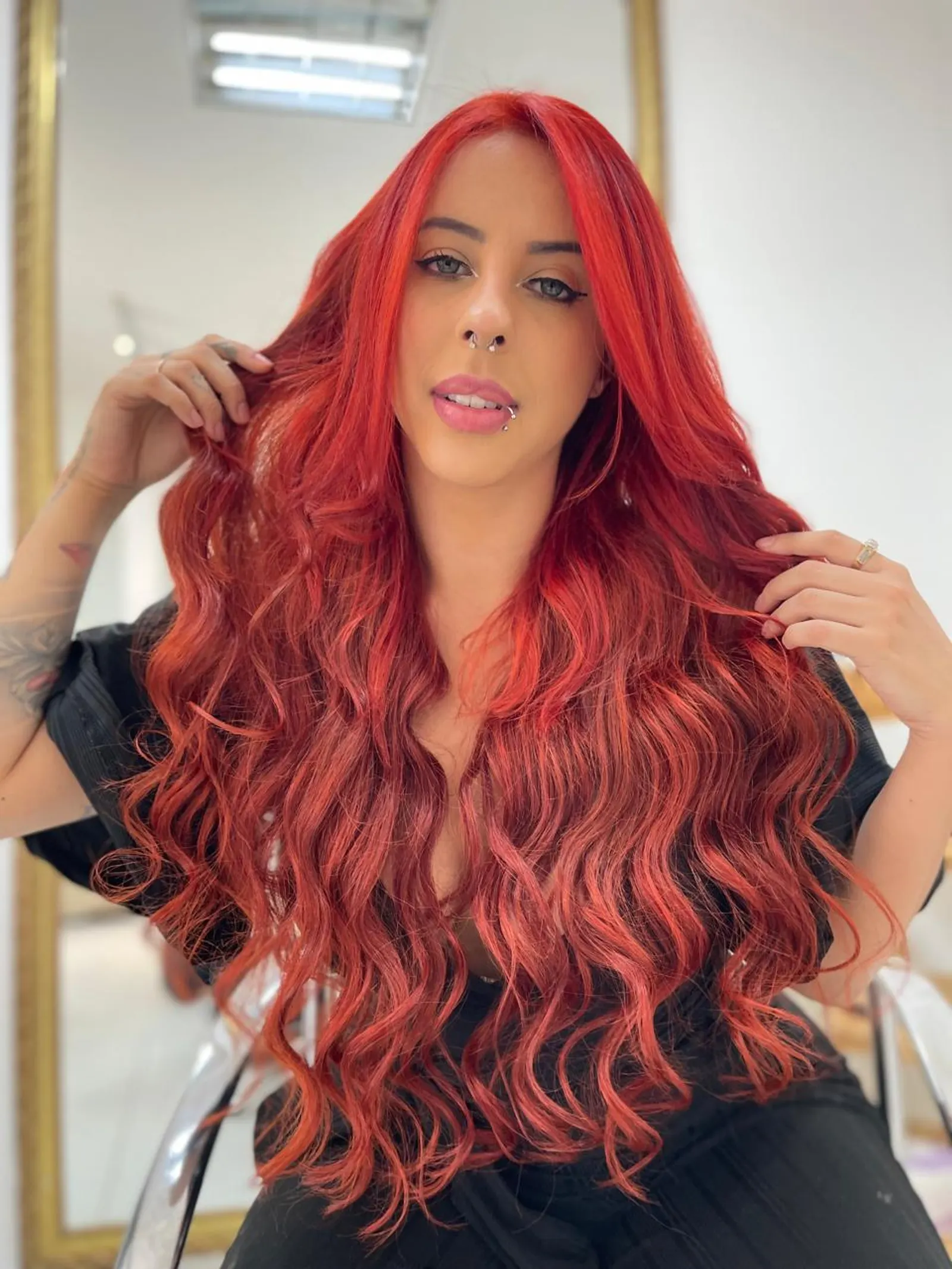 Mega hair vermelho intenso ondulado — resultado Scarlett Caroline Beauty BH