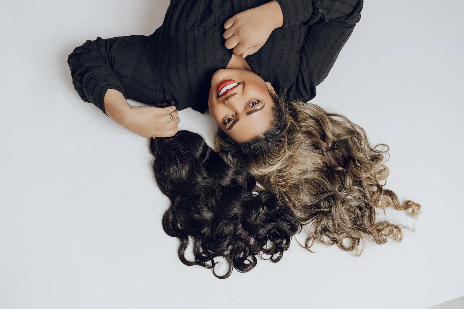 Vista superior mega hair bicolor — técnica exclusiva Scarlett Caroline Beauty